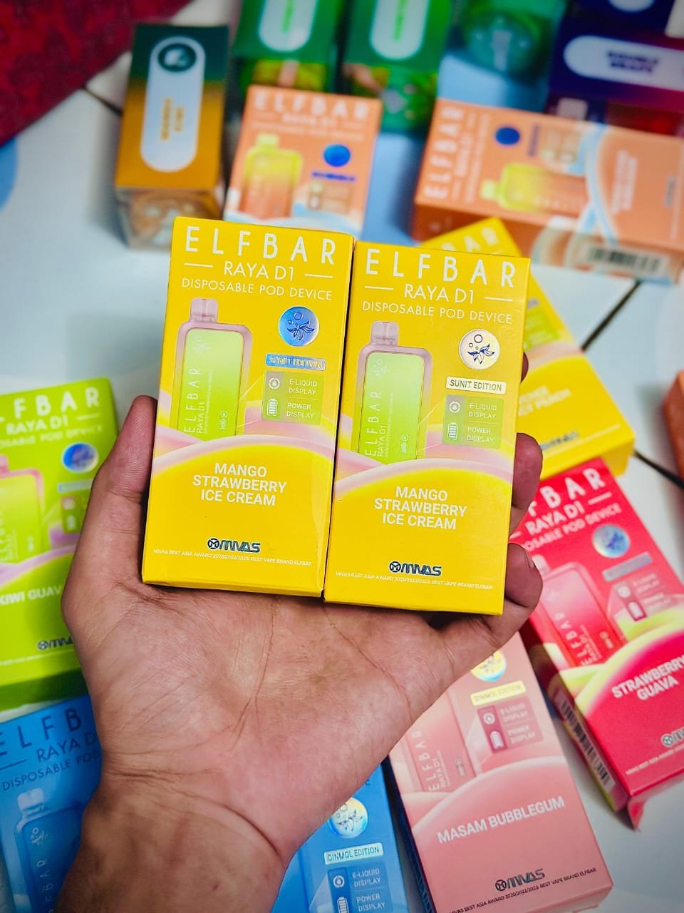 ELFBAR RAYA D1 13,000 PUFFS MANGO STRAWBERRY ICE CREAM